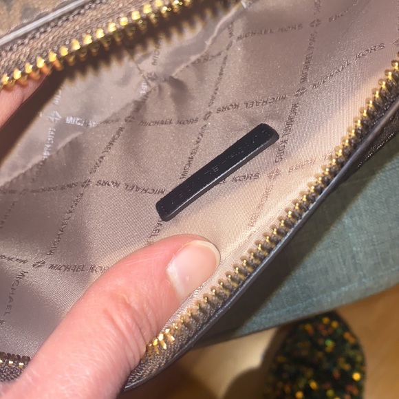 Michael Kors NYC license plate crossbody NWT - Picture 11 of 12